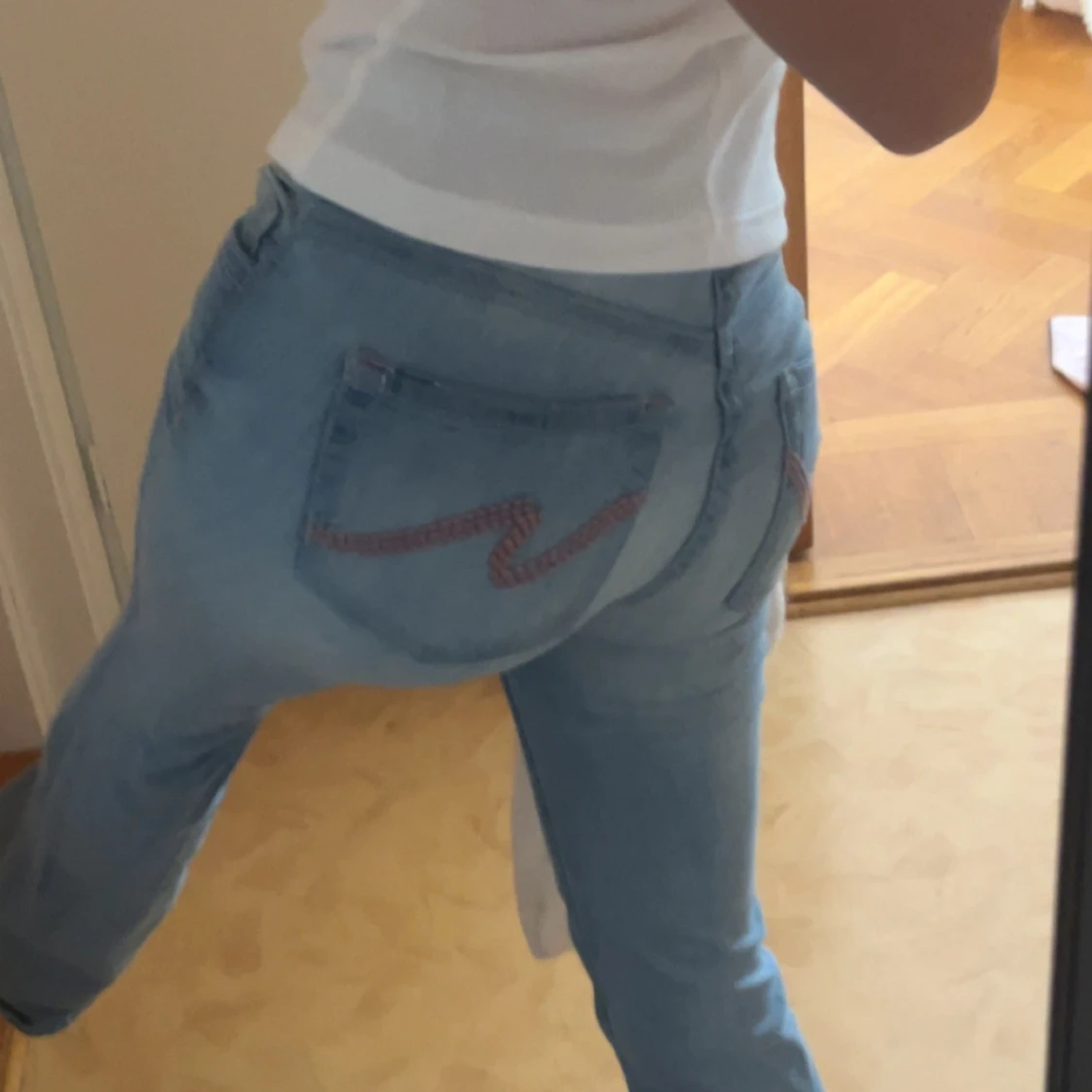 Ljusblå jeans med rosa brodyr från Nelly - 1