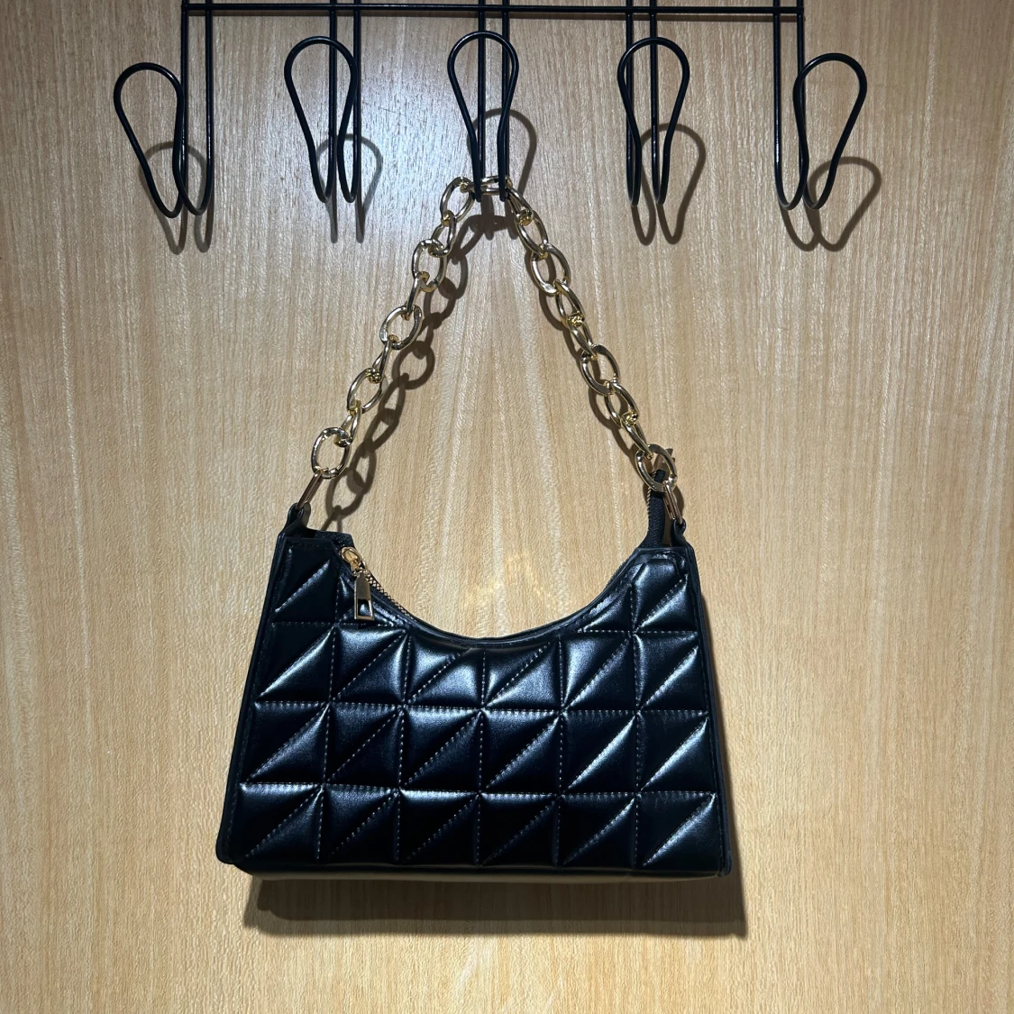 Svart quiltad axelväska med kedja - 1