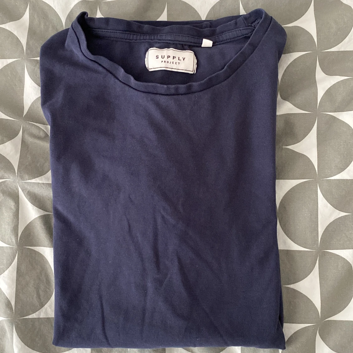 Mörkblå t-shirt från Supply Project