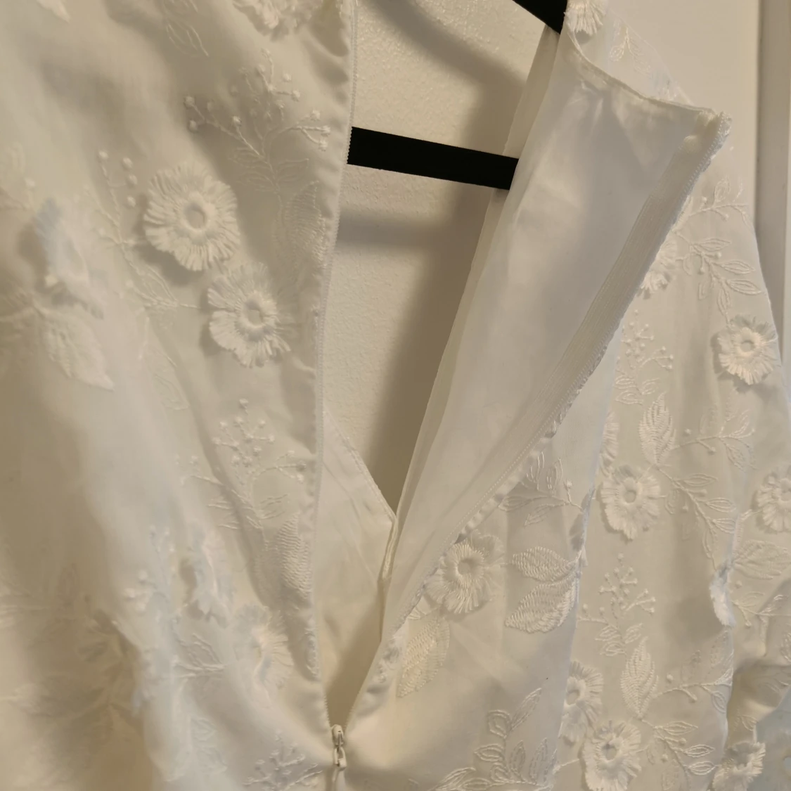 Vit långklänning med blommig spets - 1