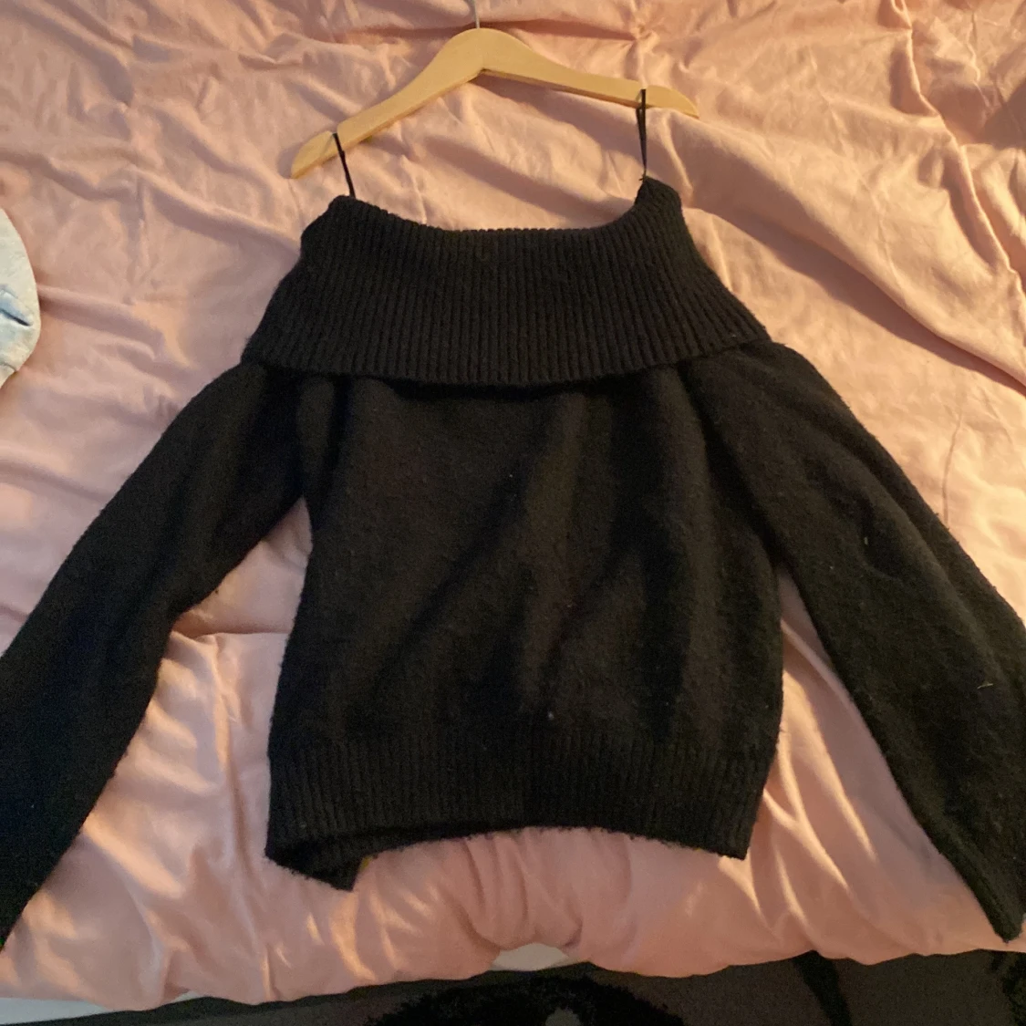 Svart offshoulder stickad tröja