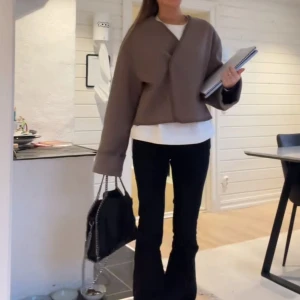 Brun omlott jacka från Gina Tricot - Köpt från Gina🫶🏼2 första bilderna är lånade 🤎superfin nu till hösten 🍂🍂