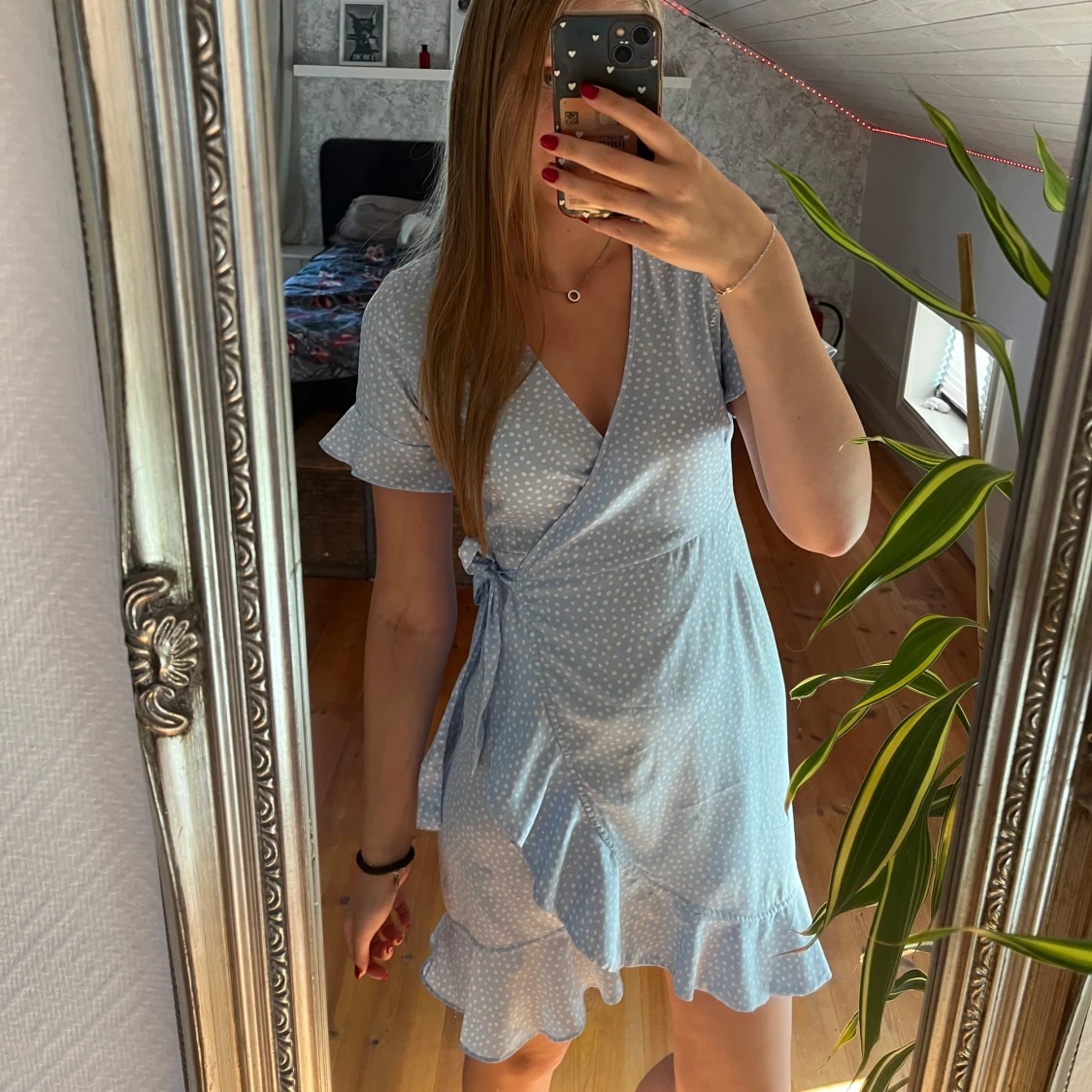 Ljusblå prickig omlottklänning Vero Moda