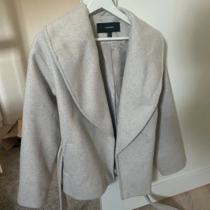 Vero Moda kappa - Vero Moda kappa beige i storlek M. Använd men i fint skick.