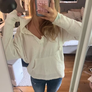 Tunn hoodie - Snygg tunn hoodie från Roxy! Har en liten blå fläck längst ner på ena armen som man ser i bilderna. Nypris runt 600sek. 