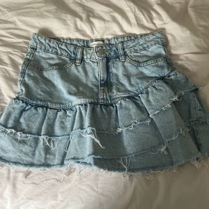 Ljusblå jeanskjol med volanger - Supersöt ljusblå jeanskjol från Gina, inga defekter eller liknande, hör av er vid frågor eller annat💞