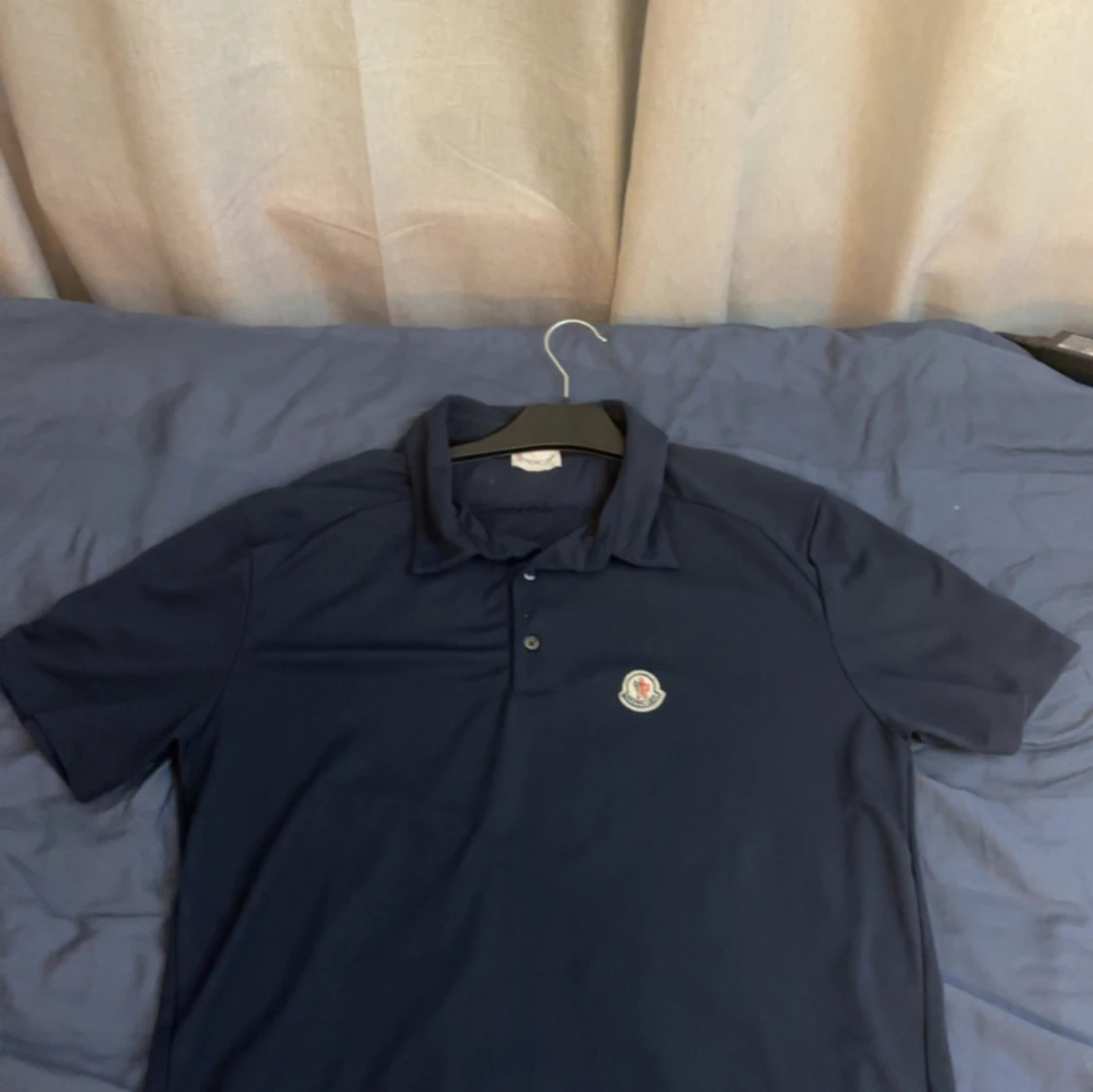 Marinblå pikétröja från Moncler