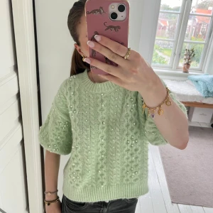 Stickad tröja Zara - Superfin stickad tröja från zara med pärlor. Mint i färgen. Notera att det finns pärlor på både framsida och baksida. Aldrig använd och därmed inga defekter💕