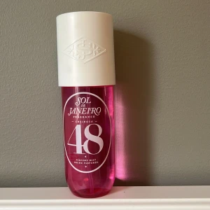 Sol de Janeiro Cheirosa 48 Perfume Mist - Fräsch och tropisk body mist från Sol de Janeiro i doften Cheirosa 48. Flaskan är genomskinlig och starkt rosa med vit spraykork och lock. Rymmer 240 ml och har en modern, rundad form som känns lyxig och trendig i badrumshyllan. Använd max 5 gånger❤️