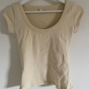 Ljusgul topp med kort ärm - Fint skick. Ljusgul men ser beige ut på kamera