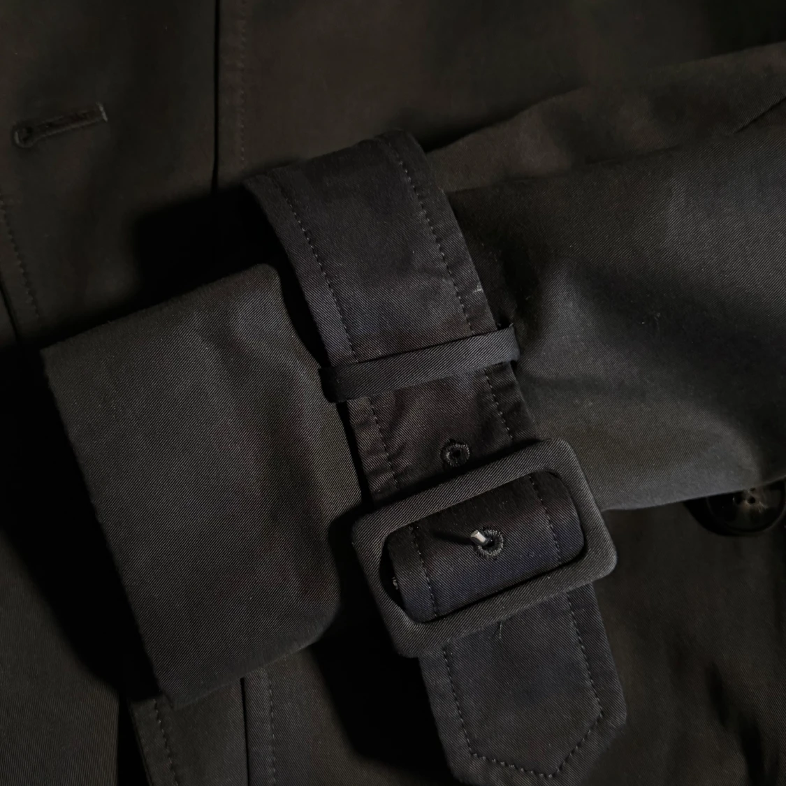 Svart trenchcoat från Mango - 2