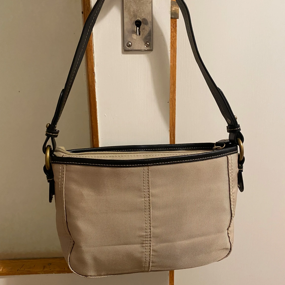 Beige axelväska Tommy Hilfiger - 1
