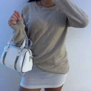 Beige stickad tröja med rund hals - Enkel och snygg beige stickad tröja, Pris kan diskuteras💕