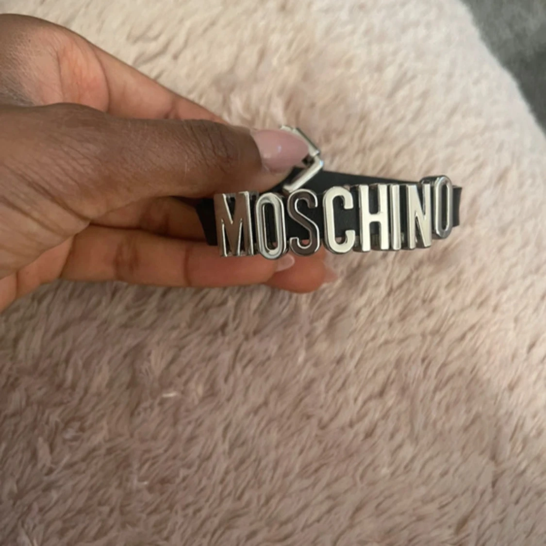 Svart Moschino bälte med silverdetaljer