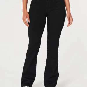 Svarta lågmidjade bootcut jeans hollister - Säljer dessa helt nya bootcut hollister jeans med lapp kvar! De är storlek 24 i midjan och 30 i längden. Passar mig som är cirka 160. Nypris är 500kr 💗