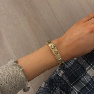 Armband  - Guld armband med glitter stenar stjärnor med två storlekar jätte fint helt oanvänt då de legat i min låda bara så fint skick skriv för frågor eller fler bilder❤️ köparen står för frakten 