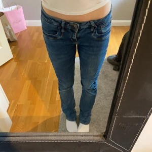 Blå bootcut jeans med låg midja - Snygga blåa LTB jeans med bootcut och låg midja. Sömmen i midjan har gått upp lite vilket gör att de upplevs lite uttöjda, men det syns inte när de sitter på. 🩷 