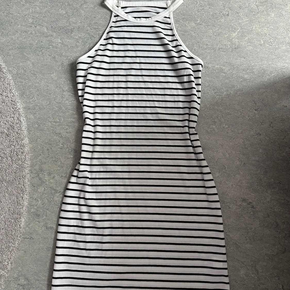 Randig vit och svart klänning