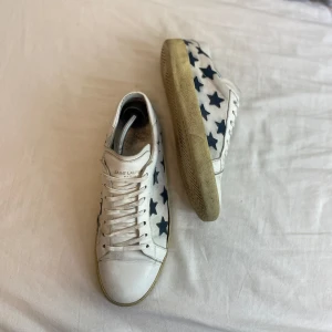 Saint Laurent skor  - Säljer nu ett par Saint Laurent skor i helt ok skick, det är väll använda skor men har fortfarande mycket kvar att ge, det är storlek 43 och sitter normalt för sin storlek, priset är 1399kr men kan också diskuteras vid snabb affär!