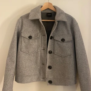 Grå kappa - En fin kort grå kappa från Vero Moda som passar perfekt till höst/vår! Två mellanstora fickor på framsidan samt svarta knappar. Säljs för 90kr!!💕