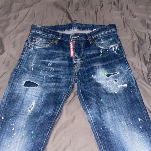 Dsquared2 jeans  - Äkta dsquared2 jeans köpte för drygt 3 år sedan knappt använda. Köpta för drygt 6000kr väldigt bra skick.