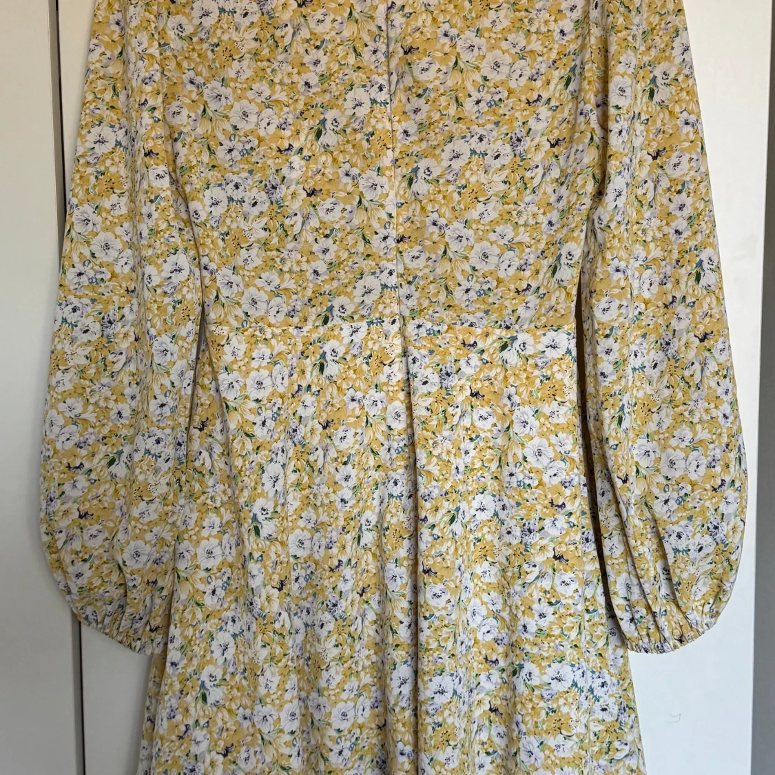 Blommig gul och vit klänning med cut-out - 1