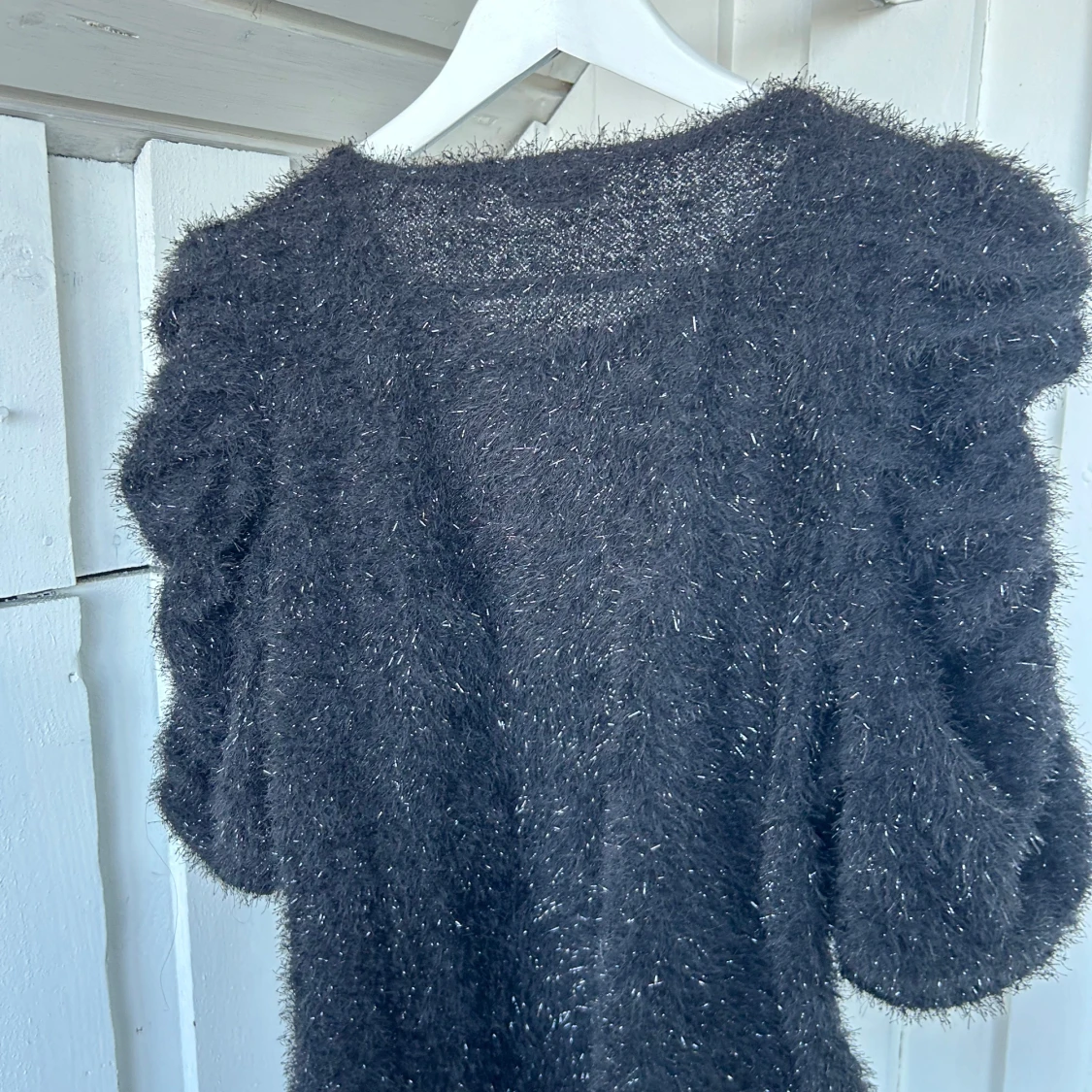 Glittrig svart topp från Freequent - 2