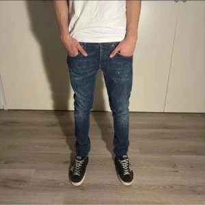 Dondup jeans  - Säljer ett par dondup jeans som är köpte på nk för ungefär 2599, har tyvärr inget kvitto för de va rätt så längesen ja köpte har lådan men den är väldigt sönder, waist 29