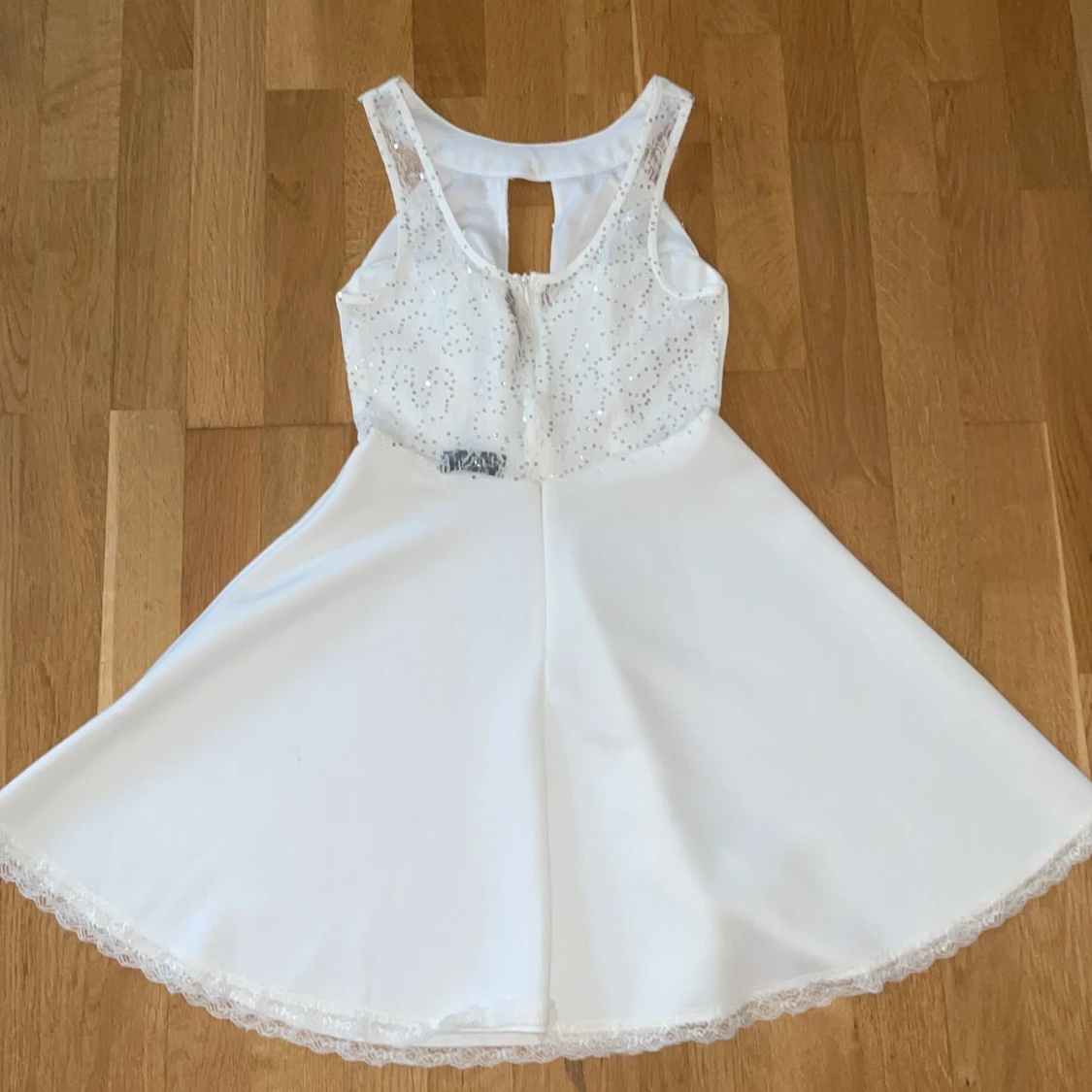 Vit kort klänning med paljetter - 1