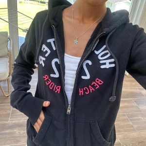 Hollister zip - En zip från Hollister i storlek M. Tröjan bedöms som använd men i fortsatt gott skick. Jag skickar inom 24h. Se liknande zip i min profil! F8