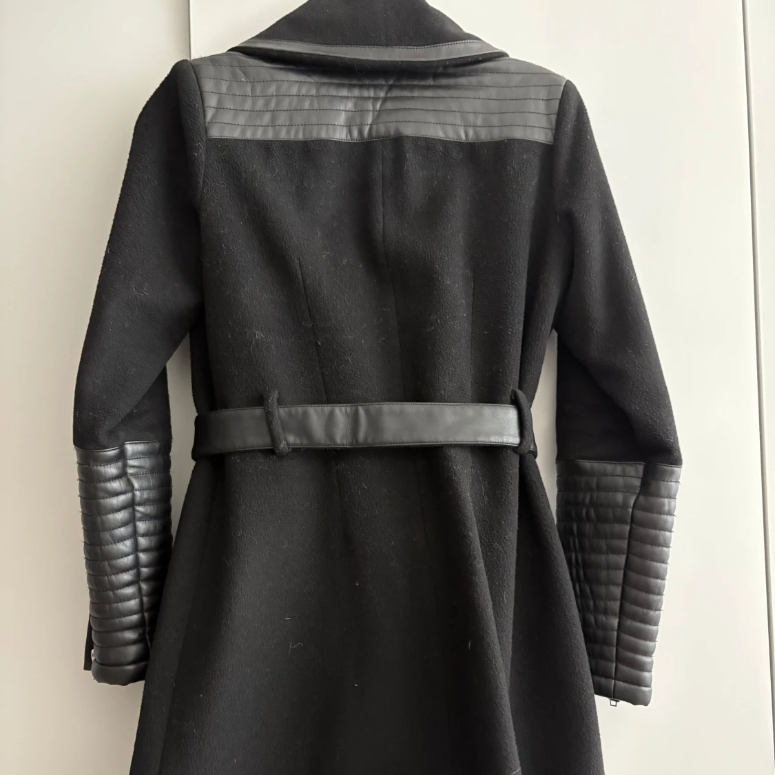 Svart kappa med skinn-detaljer - 3