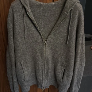 Grå Kashmir tröja från Sayless - Säljer en snygg men väl använd tröja från Sayless. Köpt nån gång i våras och använd dag ut och dag in. Nypris är 899 men mitt börjar på 250kr pga defekten på armen. Priset är inte hugget i sten! Lappen i nacken har lossnat men det finns en längst ner. Jag är 170 och väger 50 kg. Skulle säga att den passar allt från 155-170. Skriv till mig om du har några frågor! ✅/Gustav