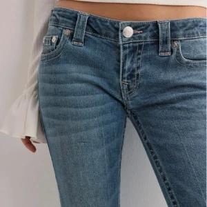 True religion jeans - Lågmidjade true religion jeans. Fick dom i julklapp men tyvärr inte kommit till användning utan bara hängt i garderoben sen i julas. Hoppas därför dom kan få mer användning av någon annan. Dom är använda en gång alltså i nyskick.