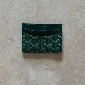 Grön Goyaard korthållare - En fräsch grön korthållare med fint mönster som ger en lyxig känsla! Priset är ej hugget i sten!  Hör av dig vid frågor, fraktar oftast samma dag! 