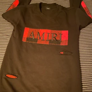 Amiri långärmad - Skön Amiri långärmad sweater med slitningar på framsidan, på armarna så är det rött som i framsidan. 