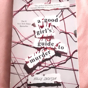 A Good Girl's Guide to Murder  - En spännande och modern deckare där high school-eleven Pip gräver i ett gammalt mordfall för sitt skolprojekt. Med mörka hemligheter och oväntade vändningar är detta en bok som håller dig på helspänn från första sidan. Perfekt för dig som gillar mysterier och true crime! Den är tyvärr lite stött i kanterna och vattenskadad på sista sidorna men annars är den i bra skick. Pris går att diskutera, kontakta vid frågor osv!!<3