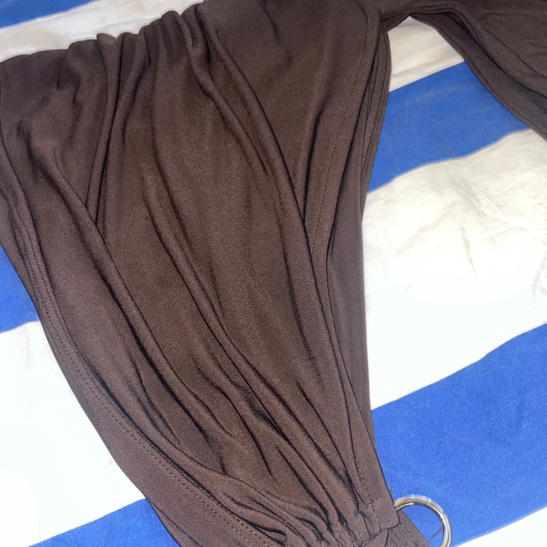 Brun omlott one shoulder klänning - 1