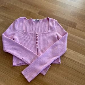 Ribbad topp - Stickad topp med knappar 🌸