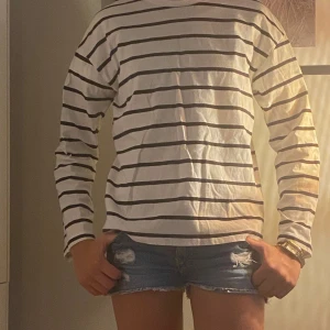 Randig tröja - Säljer en snygg randig tröja i bommulsmaterial. Tröjan är elegant och kan lyfta upp din vardagsoutfit 