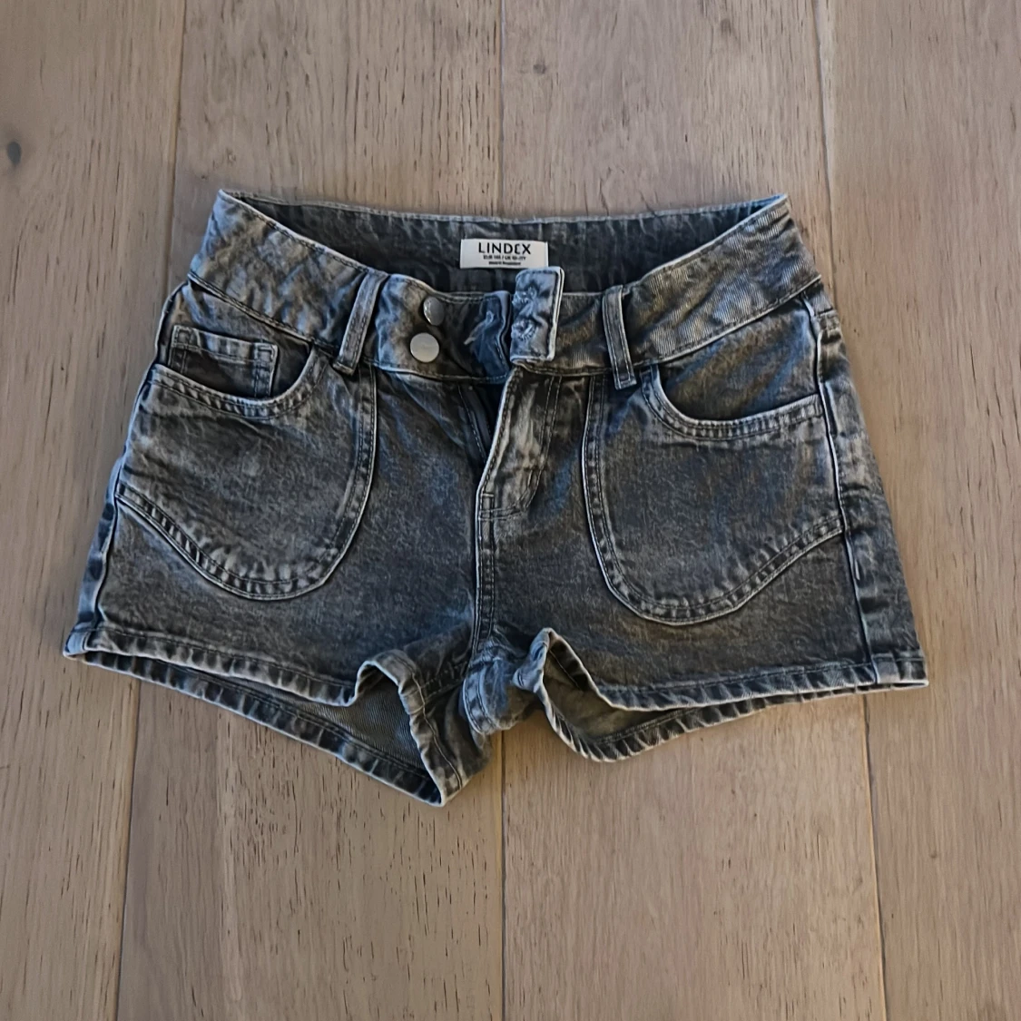 Grå jeansshorts från Lindex