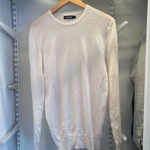 J Lindeberg Merinoull-tröja - Säljer denna riktigt snygga Merino-ull tröjan från J.Lindeberg. Nypris 1300kr mitt pris 999kr💸. Inga defekter förekommer. Hör av dig om minsta lilla.