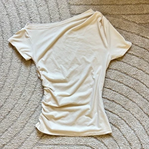 Beige topp  - Superfin beige topp från SHEIN i stilren design. Har bara använts 3–4 gånger och är fortfarande i jättefint skick, känns och ser ut som ny! 👌 Perfekt både till vardags och när du vill klä upp dig lite mer. Färgen är lätt att matcha och materialet är skönt mot huden.