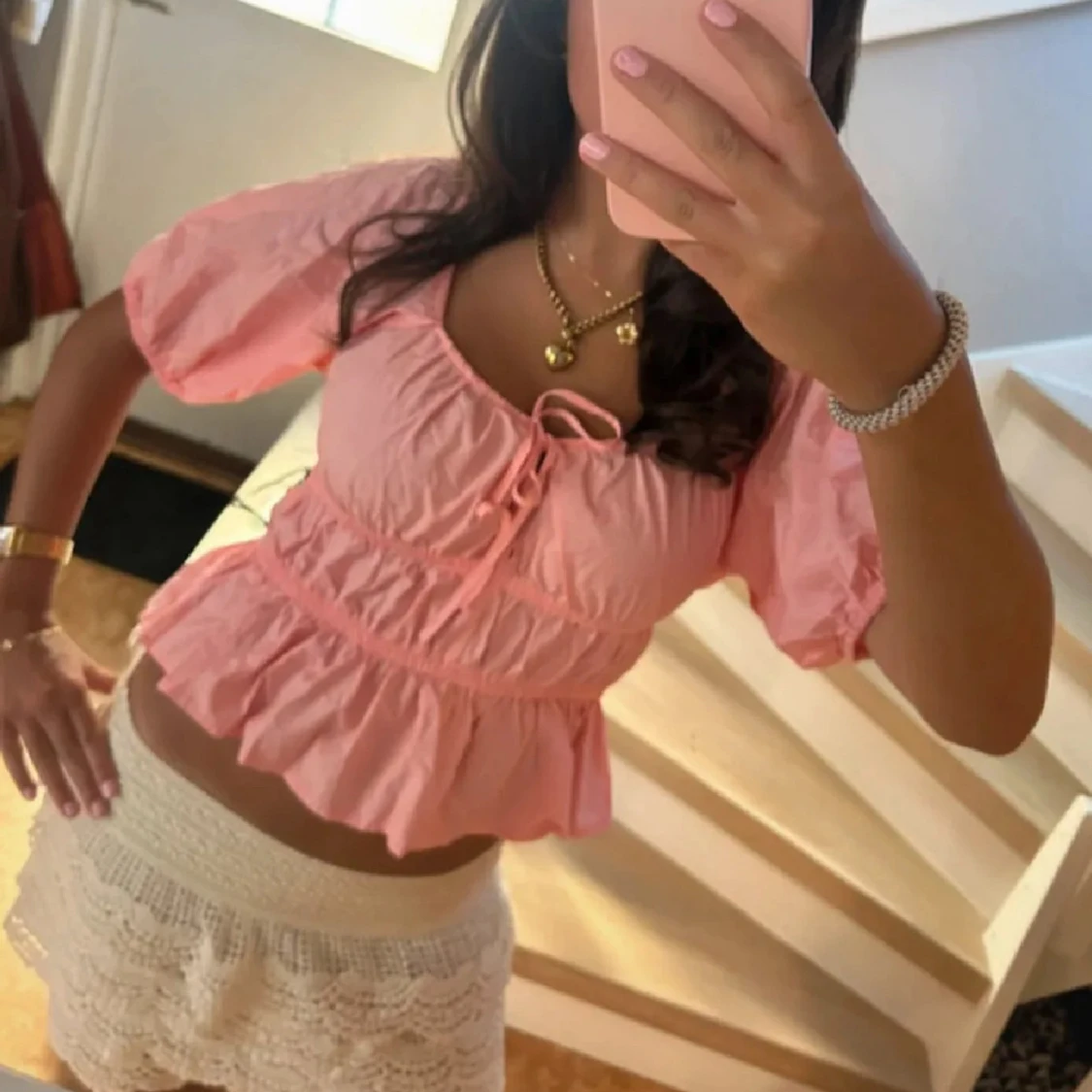 Rosa hm blus med volang, går att ha offshoulder