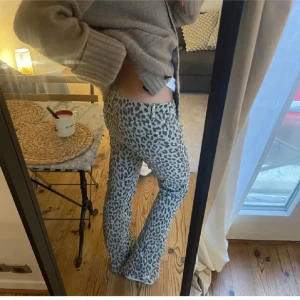 Leopard jeans - Säljer ett par snygga bootcut jeans med leopardmönster. Midjemått: 37 innerbenslängd:83