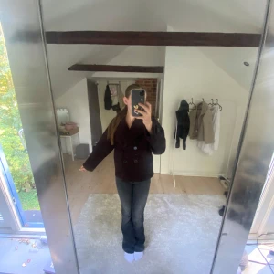 Svart kappa till hösten🙏🏼🍂 - Säljer en superfin svart kappa från ginatricot i storlek 146/152!💝perfekt till hösten!🍂 använd en höst och är precis lika fin! Dock har en knapp o åkt av på ärmen men är inget som syns tydligt❣️ !kan finnas lite spår av hund hår på den! 