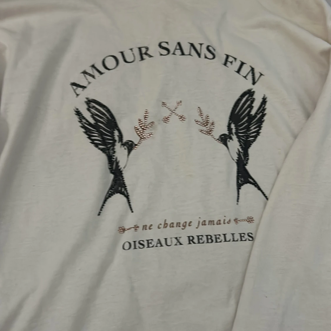 Vit långärmad tröja med tryck från MONKI - 1