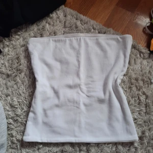 Vit tubtopp - Vit tubtopp från bikbok! Använd max 2 gånger, funkar också som kjol. Nypris 150 kr