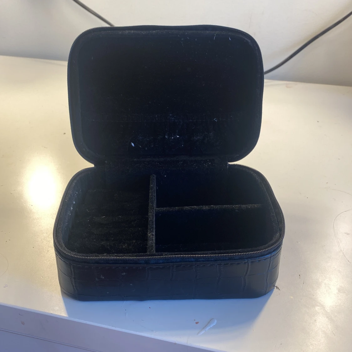 Svart smyckesväska med krokoprägling - 2