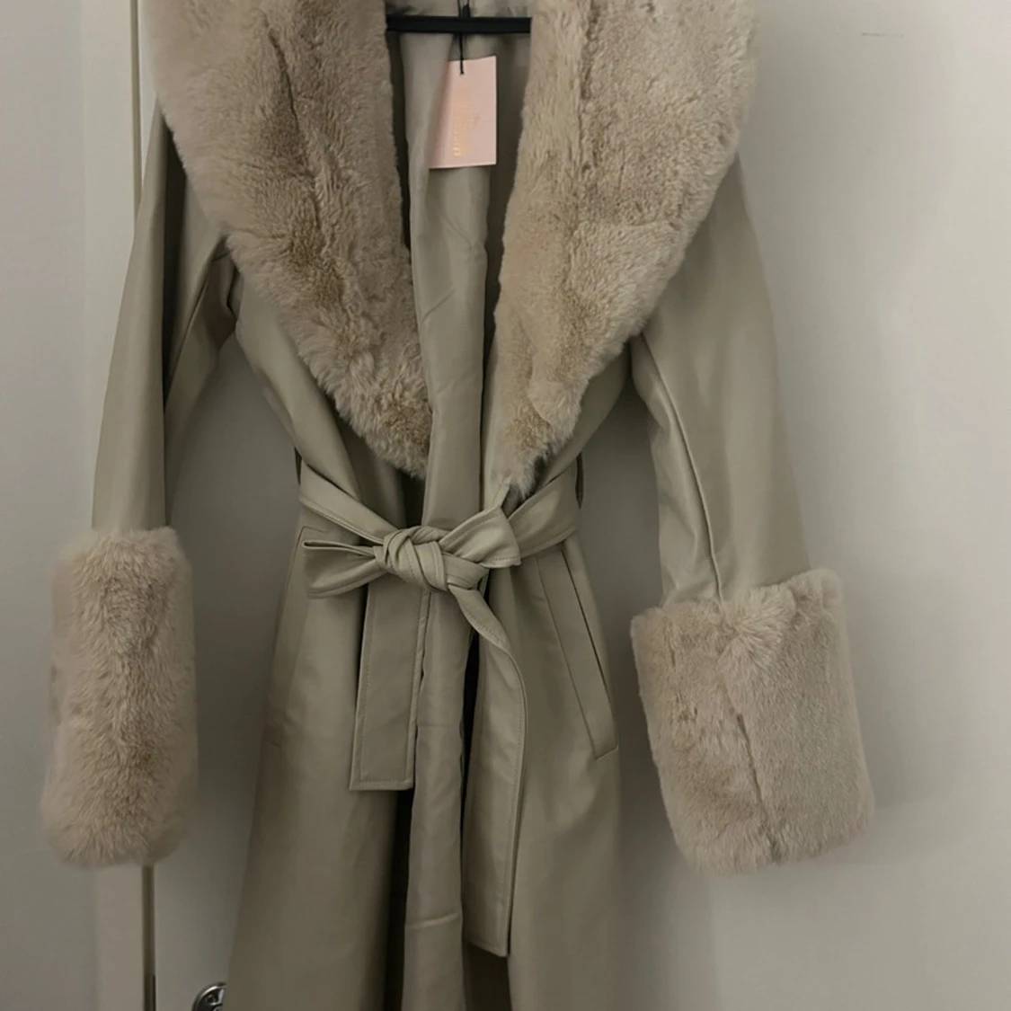 Beige pälsjacka från Missguided