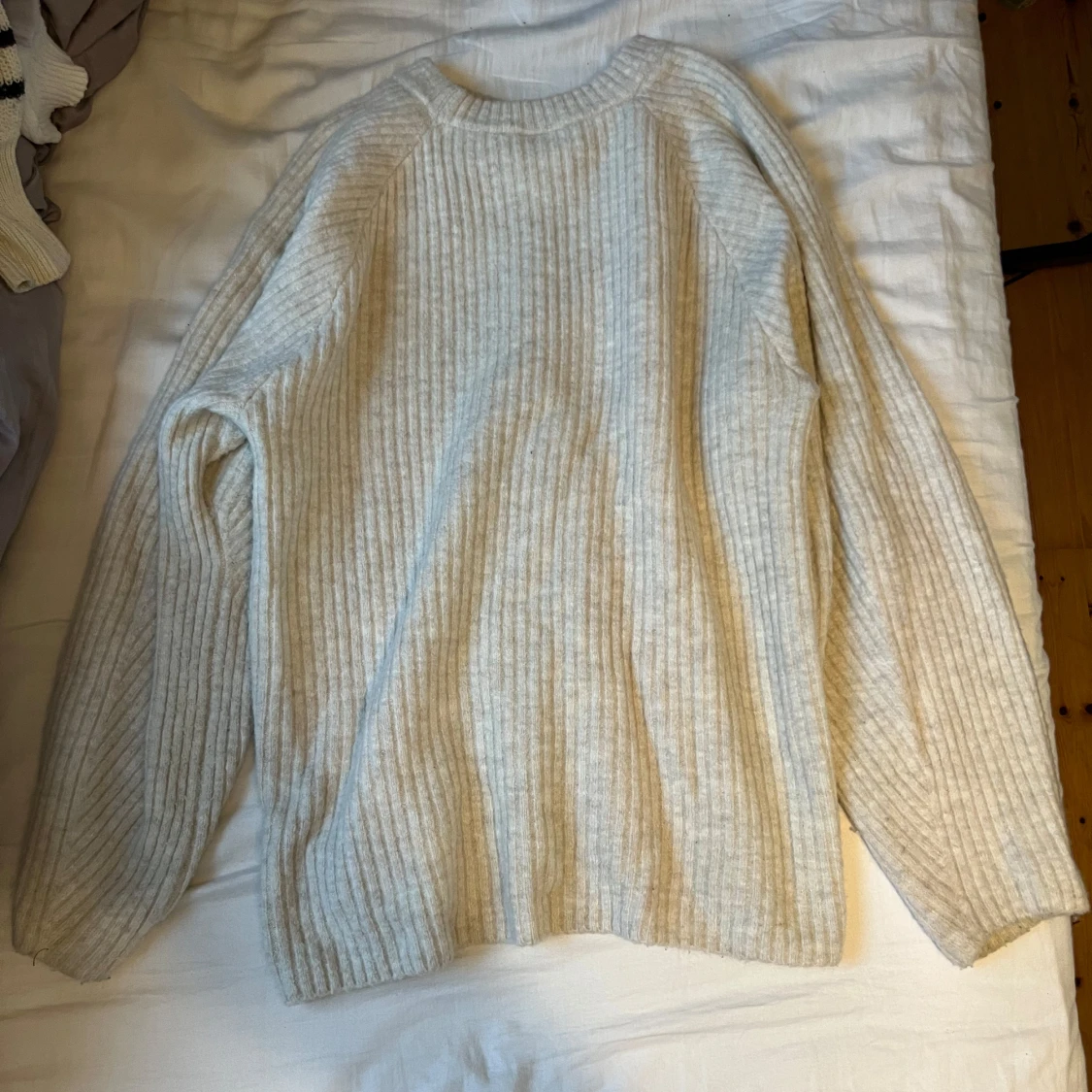 Beige stickad tröja från weekday - 1